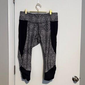 CALIA by Carrie Underwood Black and Gray Patterned Capri Leggings